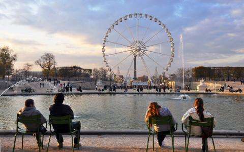 Picnic and party in the Jardin des Tuileries