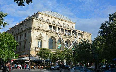 Attend an exceptional performance at the Théâtre du Châtelet
